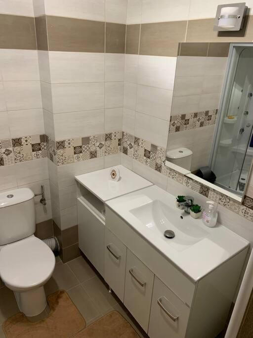 Lovely Bacau 1 Bedroom Apartment Exteriör bild