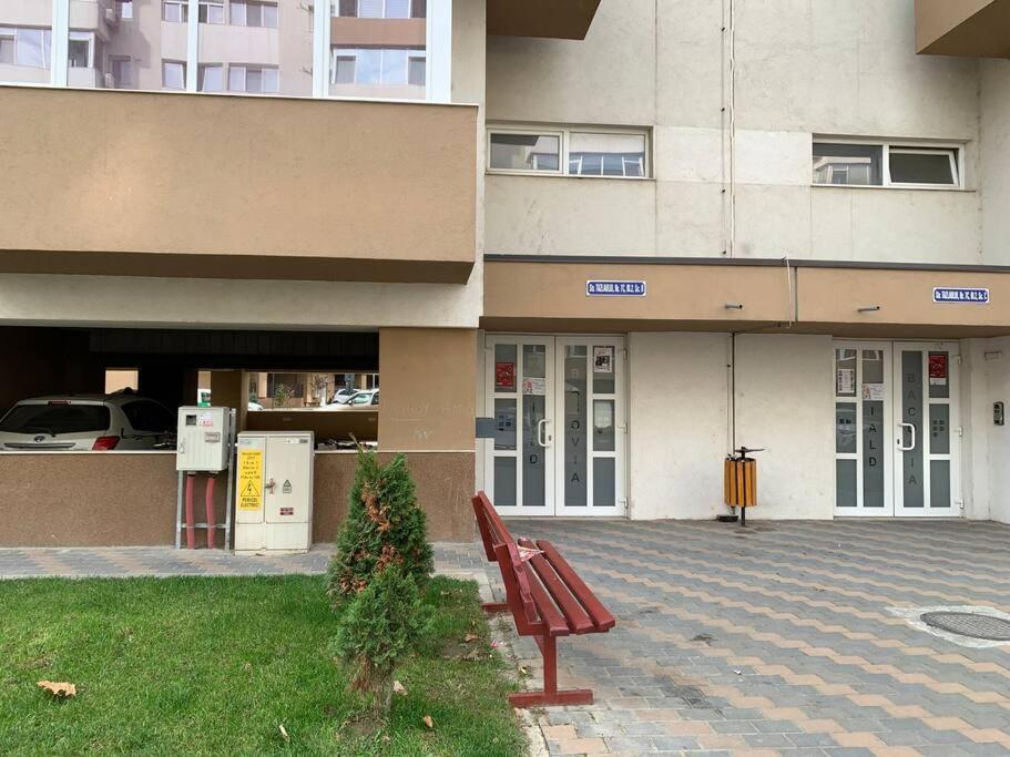 Lovely Bacau 1 Bedroom Apartment Exteriör bild